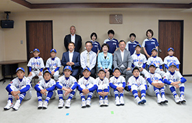 仙台青葉リーグ・折立スパローズの皆さんと市長の集合写真
