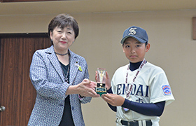 全日本リトルリーグ野球選手権大会出場記念品を手にする市長と選手代表