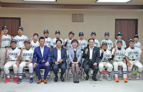 仙台東リーグ・北六バッファローズの皆さんと市長の集合写真