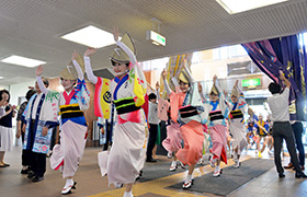 徳島市阿波おどり親善訪問団の方々が阿波おどりを踊りながら庁舎に入る様子