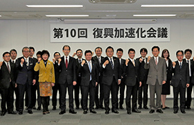 市長と大臣、会議出席者の集合写真