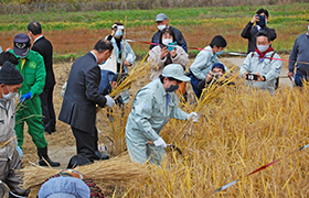 新川地区収穫祭における市長の様子2