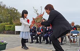 記念樹を贈呈する市長