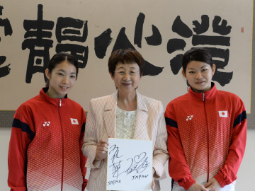 写真：五輪出場報告のため6月20日に市役所を訪れた髙橋選手（右）と松友選手（左）