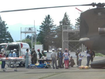 写真：ヘリコプターで搬送された被災者を医療機関等へ搬送する災害派遣医療チーム