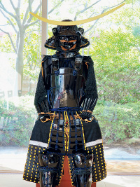 写真：伊達政宗所用黒漆五枚胴具足（複製、仙台市博物館蔵）