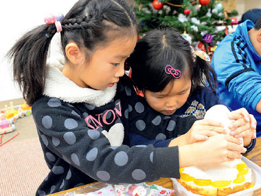 写真：クリスマスケーキは子どもたちの手作り