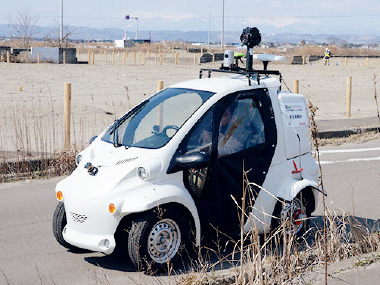 写真：荒浜地区で行われた自動車の自動走行実験（平成28年3月）