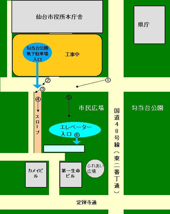 市役所本庁舎南側の道路（表小路）に駐車場入り口あり。