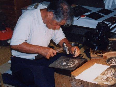 仙台箪笥の金具を制作する職人の写真