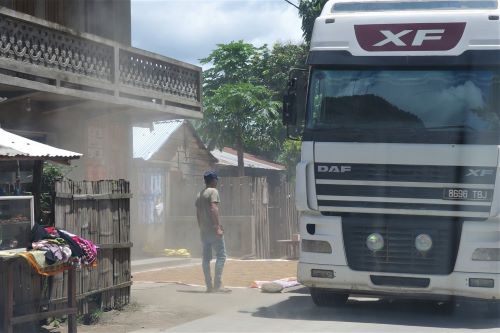 園長ブログ　マダガスカル訪問記7　通過する大型トラック