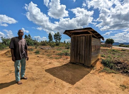 園長ブログ　マダガスカル訪問記15　トイレの建物
