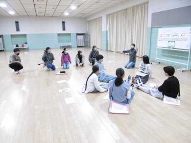 5人対5人でじゃんけんしている様子