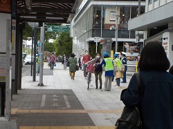 自転車利用者に降車協力のお願いをしている様子