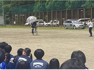 違反について説明する様子