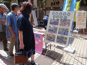 展示を見るお客様の様子