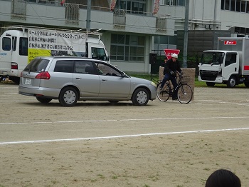 自転車事故の再現の様子1