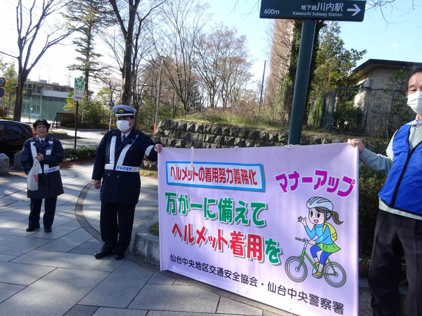 横断幕を掲出する様子