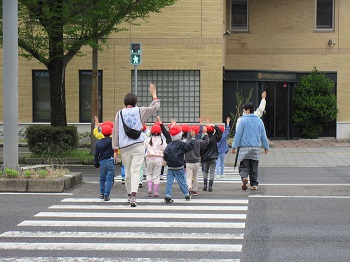 横断歩道を渡る様子