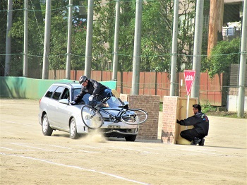 車と自転車の衝突事故場面