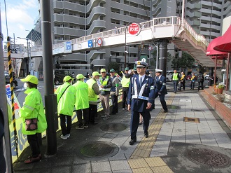 出動式後の街頭啓発の様子