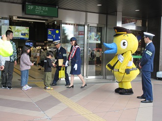 ペデストリアンデッキ上での啓発活動の様子