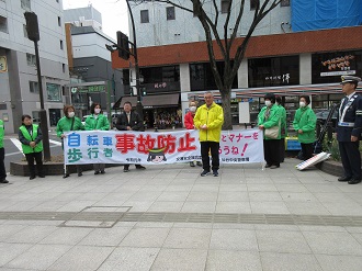 横断幕を掲げる様子