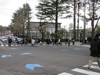 ルールを守って横断する歩行者の様子1