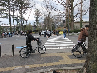 ルールを守って横断する歩行者の様子2