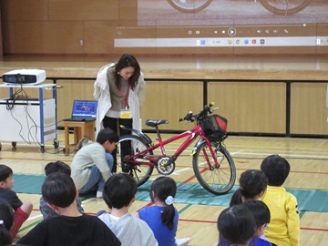 上杉山通小学校自転車教室の様子