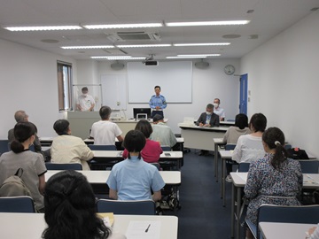 警察署交通課長の話を聞く受講者の様子