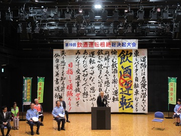 仙台育英学園高校書道部作品が飾られたステージの様子