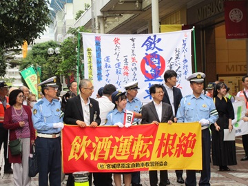 一番町をパレードする様子