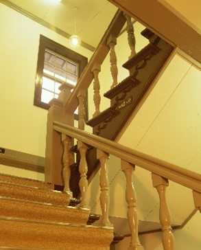 明治時代の意匠を残す階段