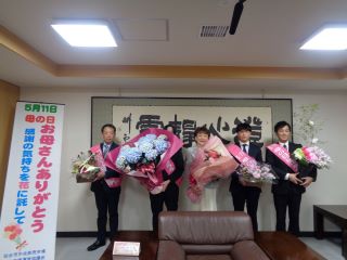 花束贈呈の様子