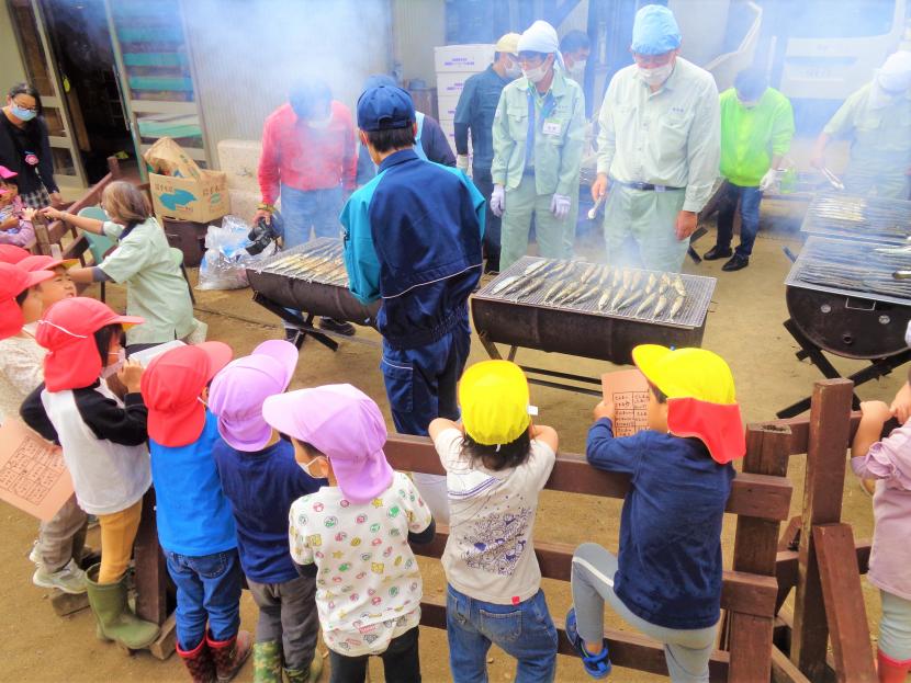 さんま焼きに集まる園児たち