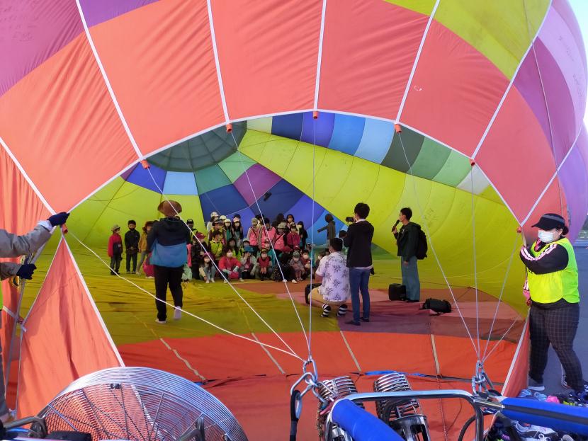 熱気球体験は、家族や友人と一緒に乗って楽しめるのが魅力