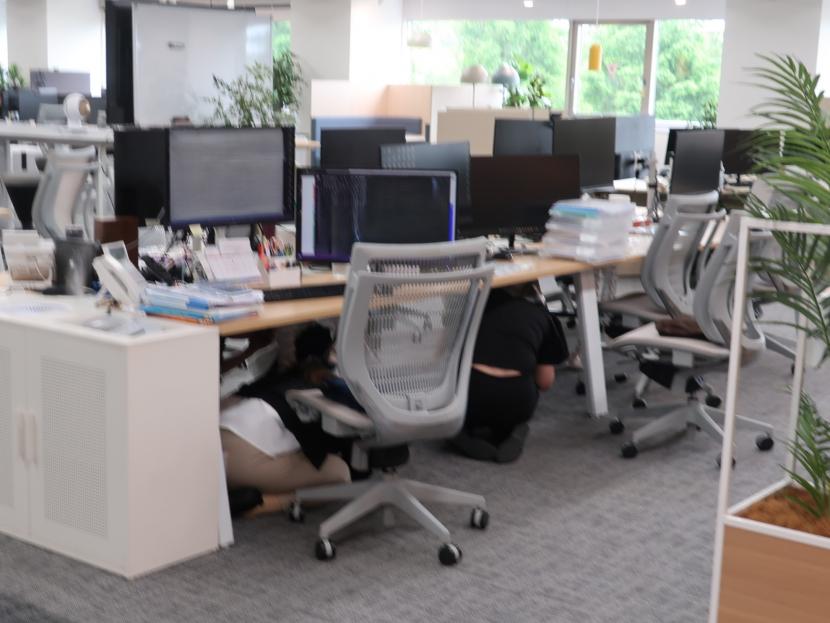 シェイクアウト訓練の様子