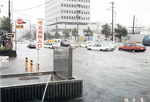 8.5豪雨で川と化した市立病院前の写真