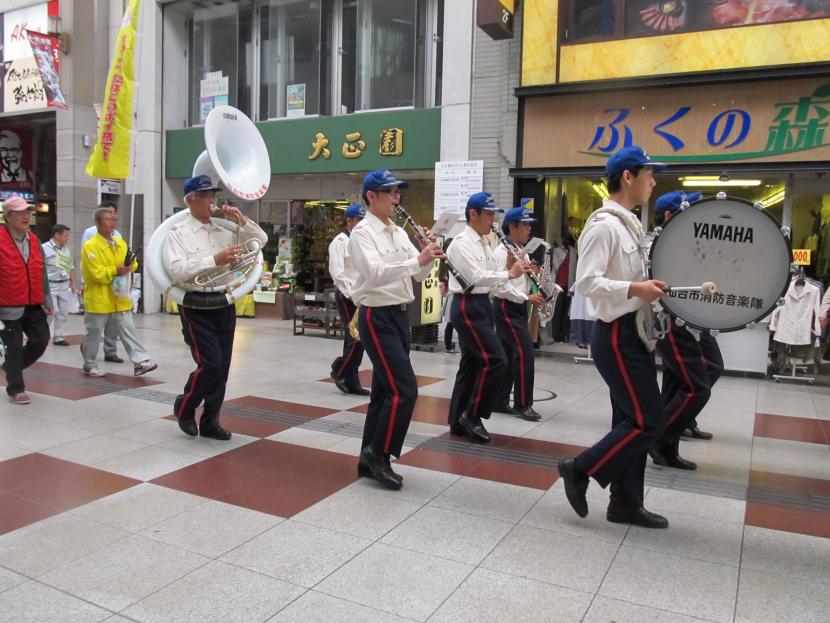 消防音楽隊のパレードの様子