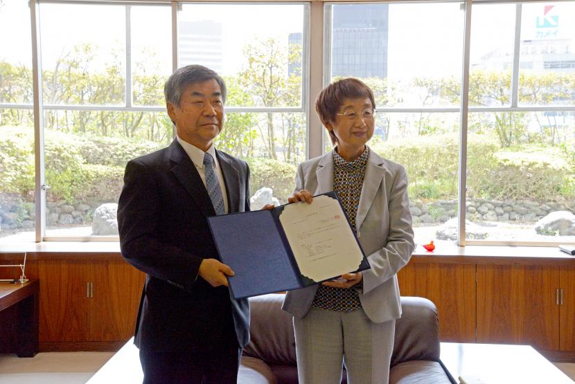 ニッセイ情報テクノロジー小林会長、仙台市長立地表明書受け渡し風景