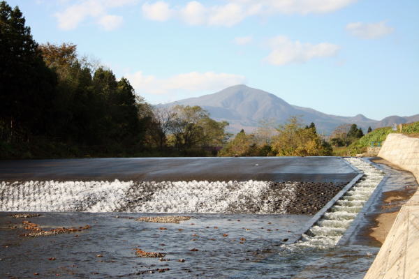 写真／新堰から泉ケ岳を望む