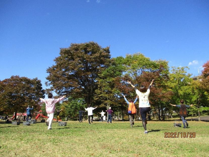 令和4年度のいずみ青空ストレッチ＆ウォーキング参加者の様子の写真