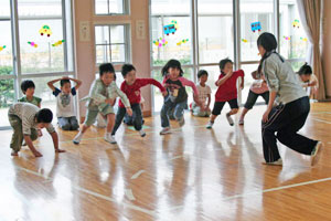 児童センターで元気に運動する子どもたちの写真