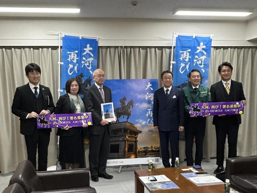 署名の贈呈式の様子