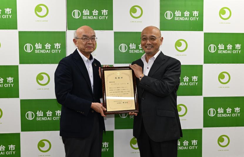 左：高橋副市長　右：作田代表取締役社長　贈呈式の様子