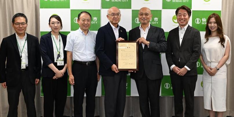 左から藤田野生鳥獣対策担当課長、石山環境共生課長、細井環境局長、高橋副市長、作田代表取締役社長、森山取締役、佐久間氏