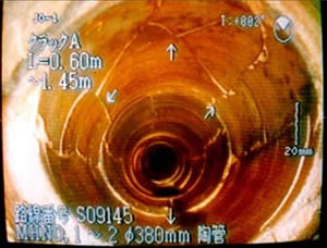 ひびの入った下水道管内部の写真