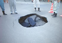 道路陥没の写真