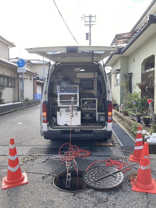 カメラ調査の作業車